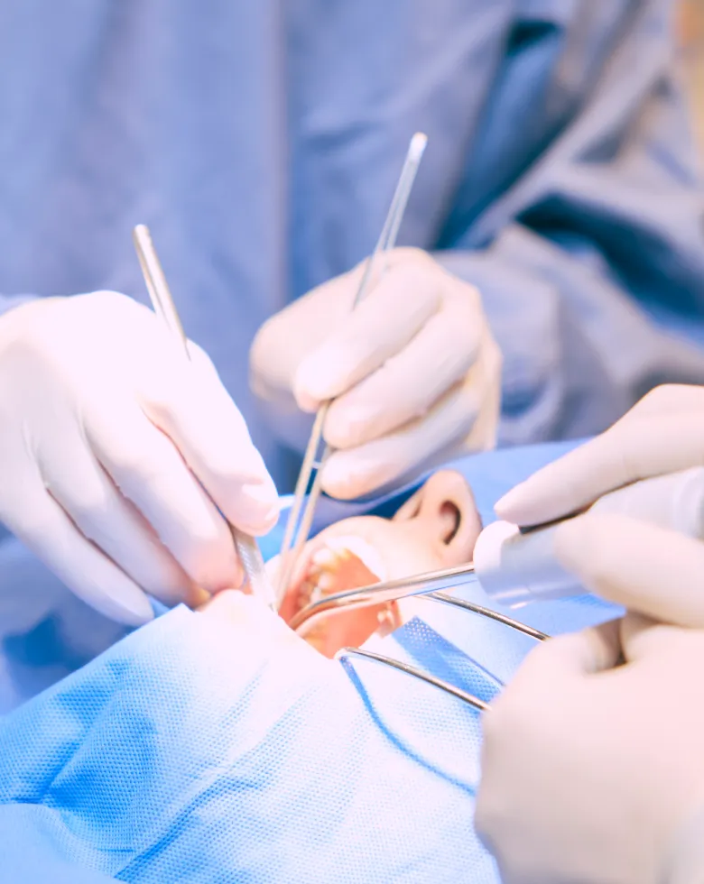 多くの同業歯科医師・著名人が当院でインプラント治療を受けています